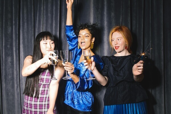 trois femmes dans une fête privée