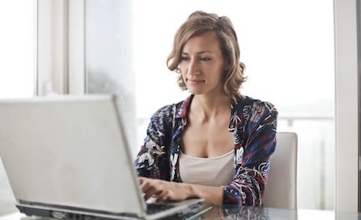 une femme devant ordinateur 