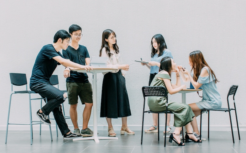 groupe de personnes étudiant 