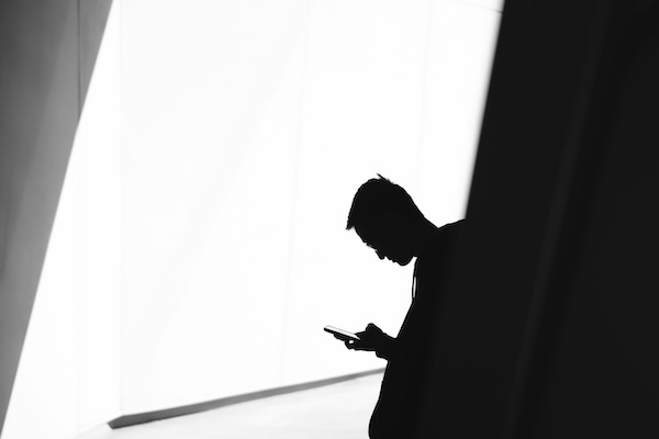 homme sur tel