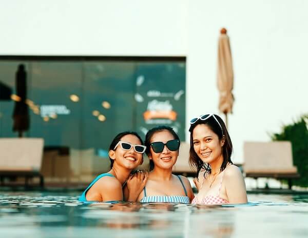 trio de femmes dans piscine